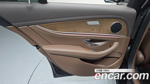 Mercedes-Benz E-Class 2019 — photo 15