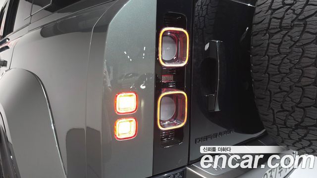 Land Rover Defender 2025 — photo 9