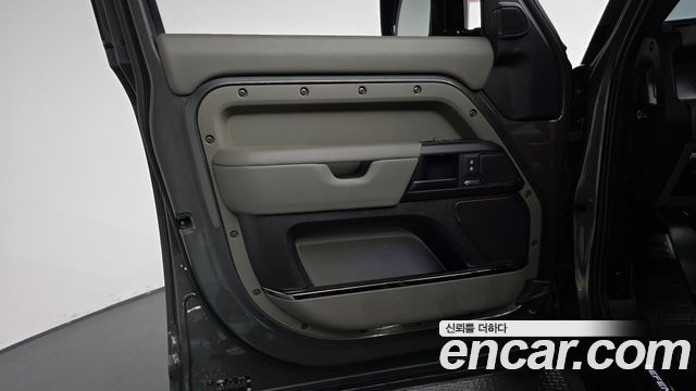 Land Rover Defender 2025 — photo 14