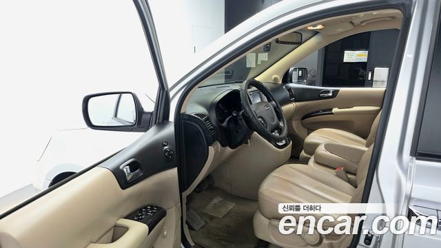 Kia Canival 2011 — photo 12