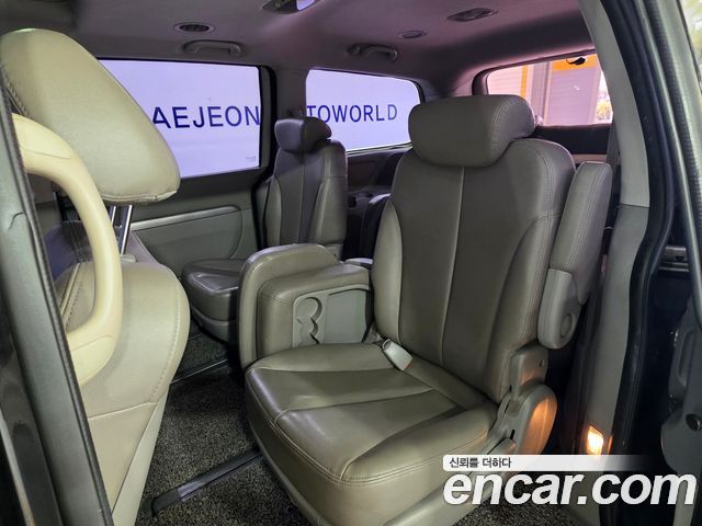 Kia Canival 2010 — photo 9
