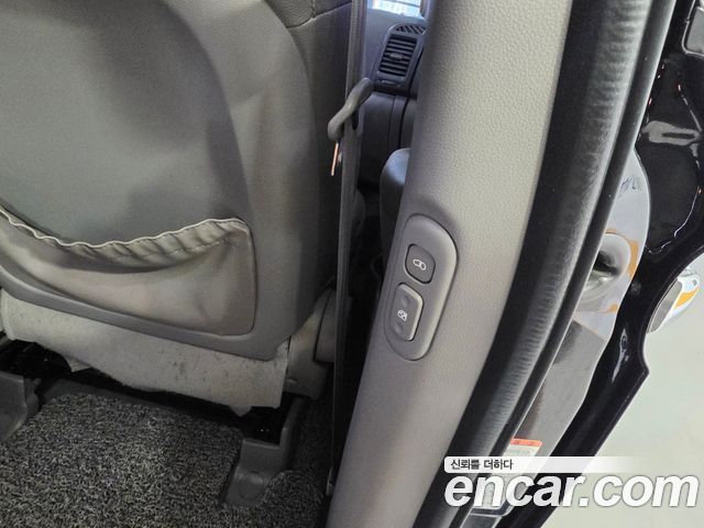 Kia Canival 2010 — photo 11