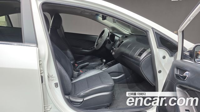 Kia K3 2015 — photo 10