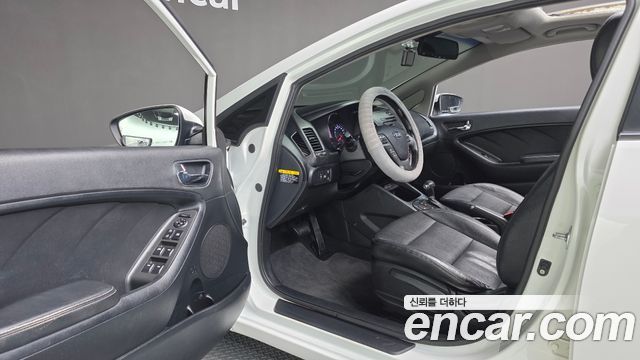 Kia K3 2015 — photo 12