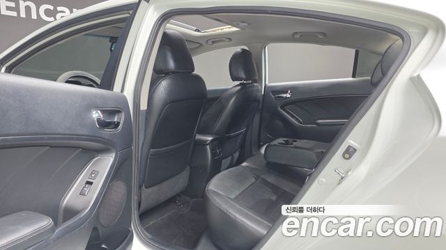 Kia K3 2015 — photo 17