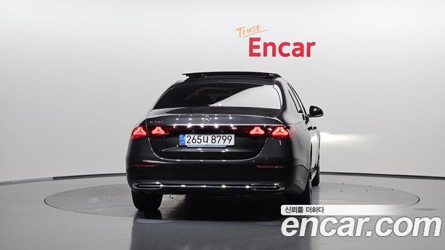 Mercedes-Benz E-Class 2025 — photo 4