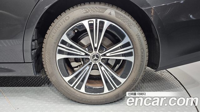 Mercedes-Benz E-Class 2025 — photo 7