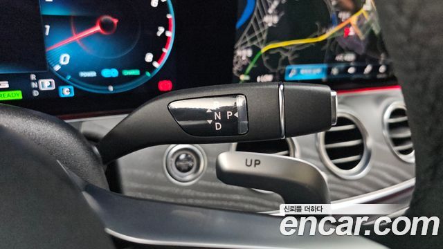 Mercedes-Benz E-Class 2023 — photo 12