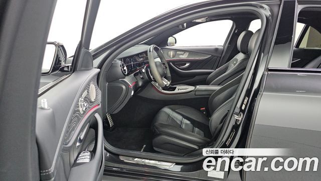 Mercedes-Benz E-Class 2023 — photo 13