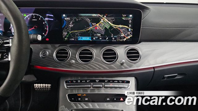 Mercedes-Benz E-Class 2023 — photo 18