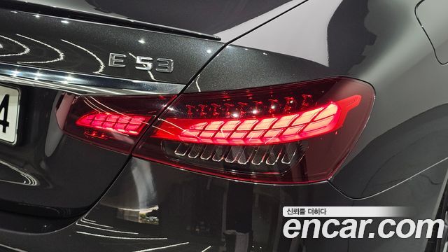 Mercedes-Benz E-Class 2023 — photo 9
