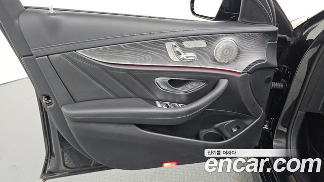 Mercedes-Benz E-Class 2023 — photo 14