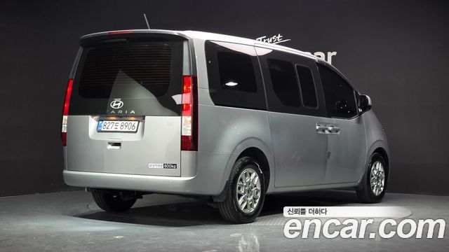 Hyundai Staria 2025 — photo 2
