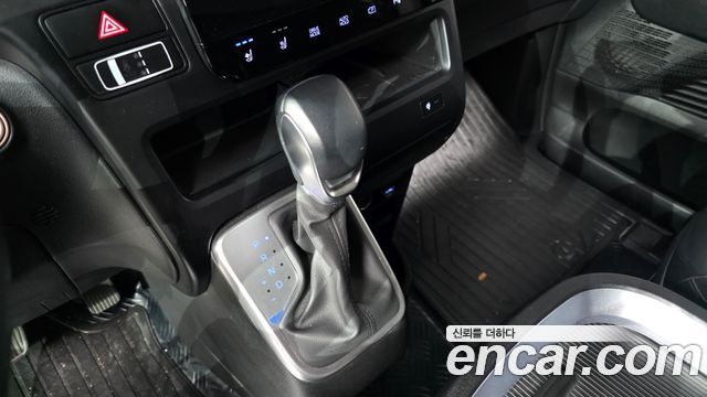 Hyundai Staria 2025 — photo 12