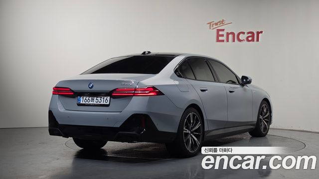 BMW 5-Series 2025 — photo 2