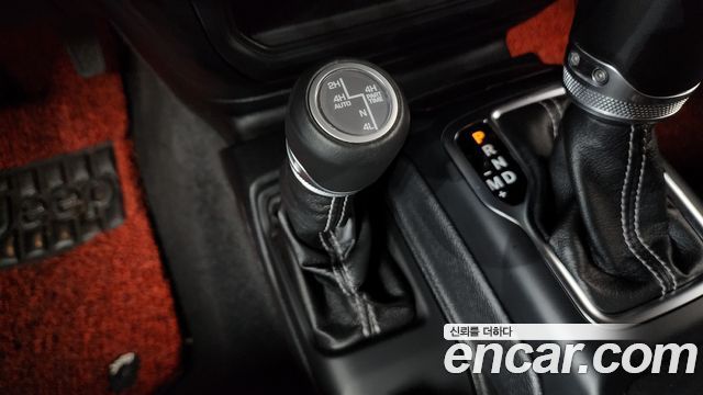 Jeep Wrangler 2021 — photo 18