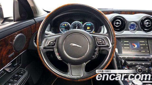 Jaguar XJ 2013 — photo 13