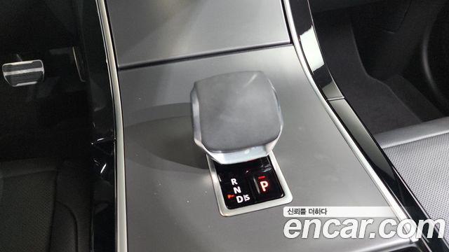 Land Rover Range Rover Velar 2025 — photo 12