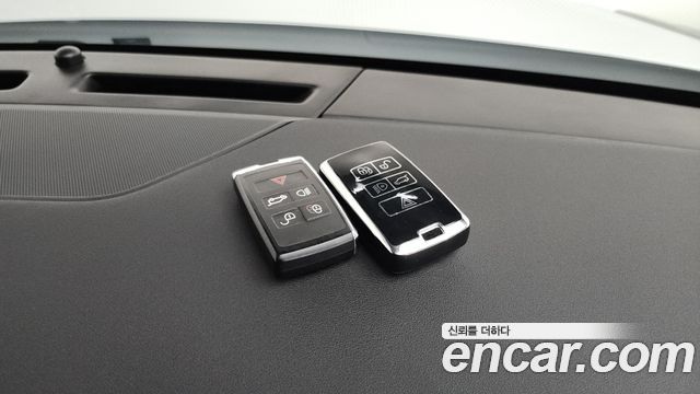 Land Rover Range Rover Velar 2025 — photo 22