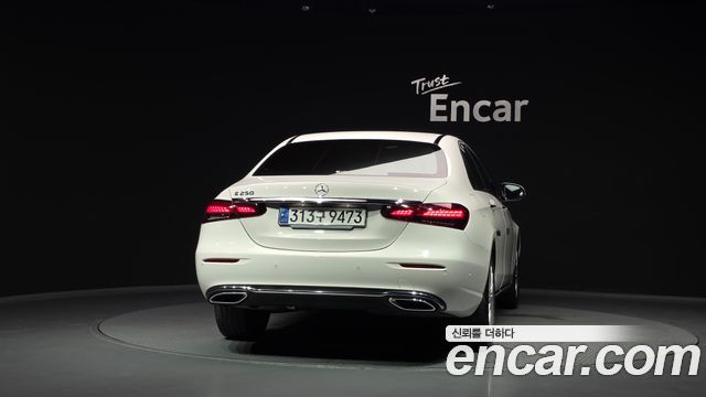 Mercedes-Benz E-Class 2023 — photo 4