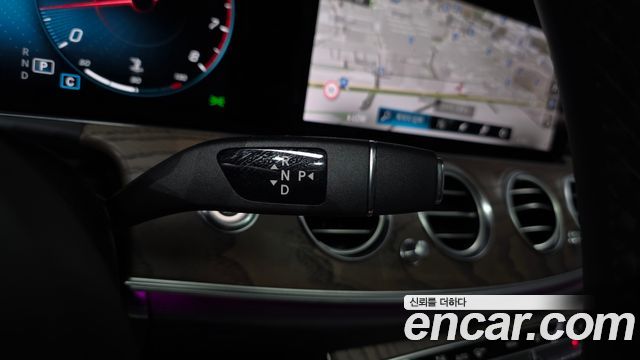 Mercedes-Benz E-Class 2023 — photo 12