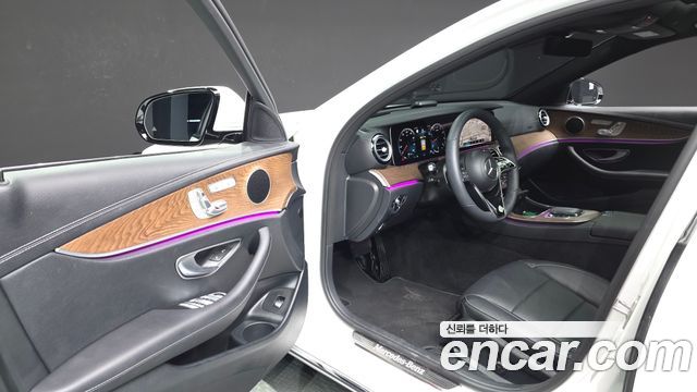 Mercedes-Benz E-Class 2023 — photo 13