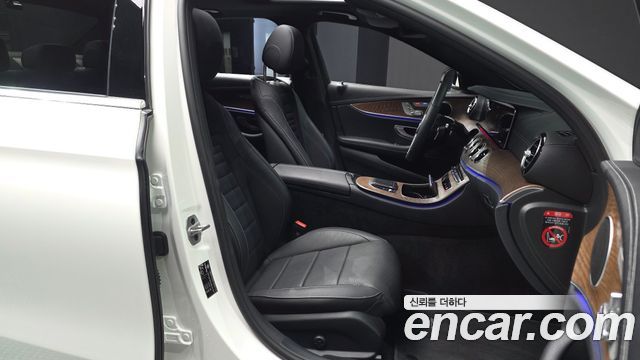 Mercedes-Benz E-Class 2023 — photo 17
