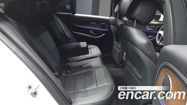 Mercedes-Benz E-Class 2023 — photo 18