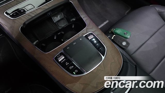 Mercedes-Benz E-Class 2023 — photo 24
