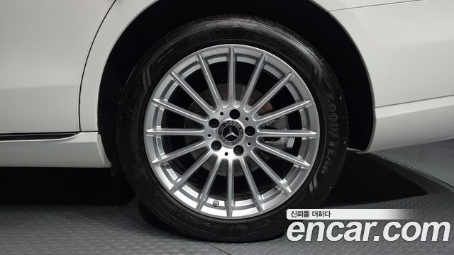 Mercedes-Benz E-Class 2023 — photo 7