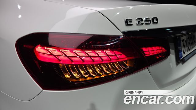Mercedes-Benz E-Class 2023 — photo 9