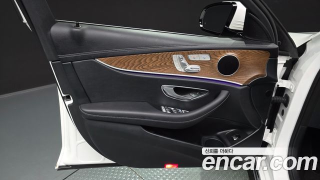 Mercedes-Benz E-Class 2023 — photo 14