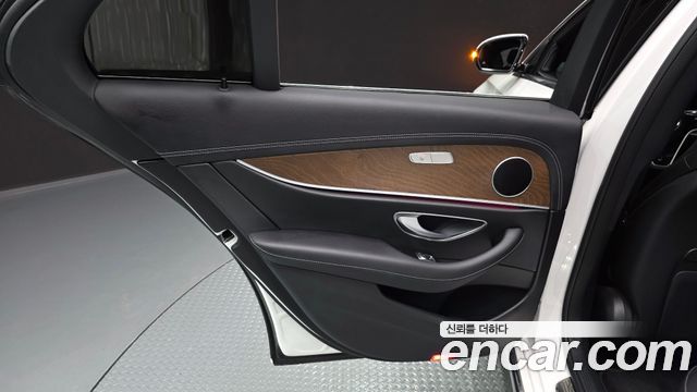 Mercedes-Benz E-Class 2023 — photo 15