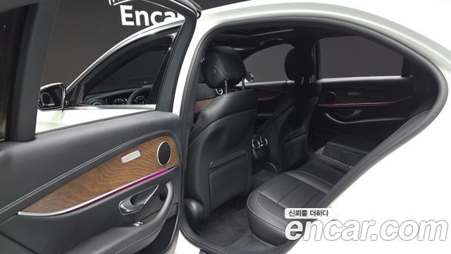 Mercedes-Benz E-Class 2023 — photo 16