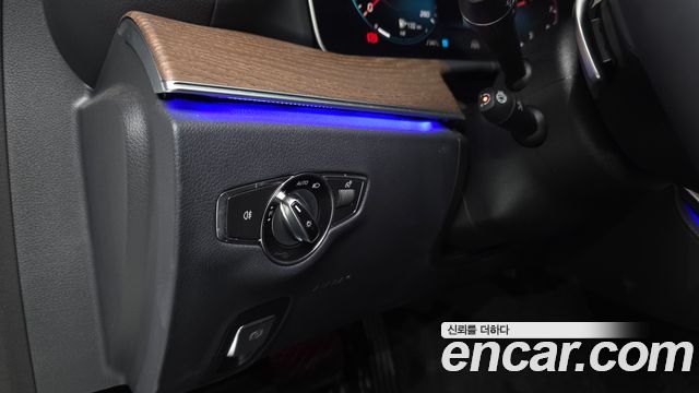 Mercedes-Benz E-Class 2023 — photo 28