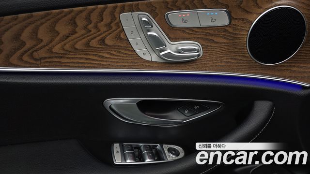 Mercedes-Benz E-Class 2023 — photo 33