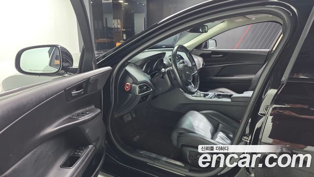 Jaguar XE 2016 — photo 10