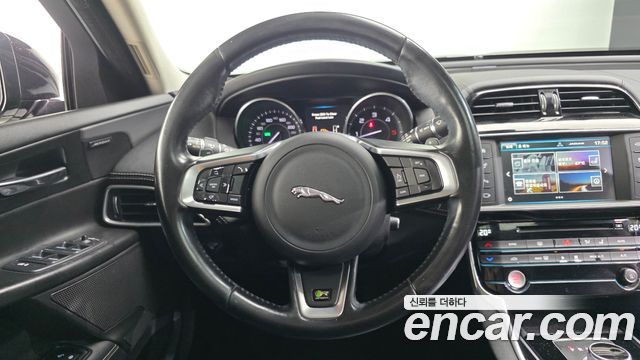 Jaguar XE 2016 — photo 13