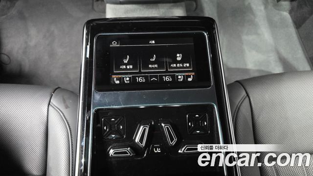 Audi A8 2023 — photo 19