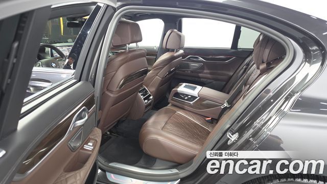 BMW 7-Series 2020 — photo 17