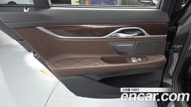 BMW 7-Series 2020 — photo 15