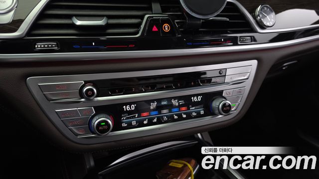 BMW 7-Series 2020 — photo 32