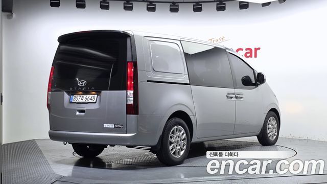 Hyundai Staria 2025 — photo 2