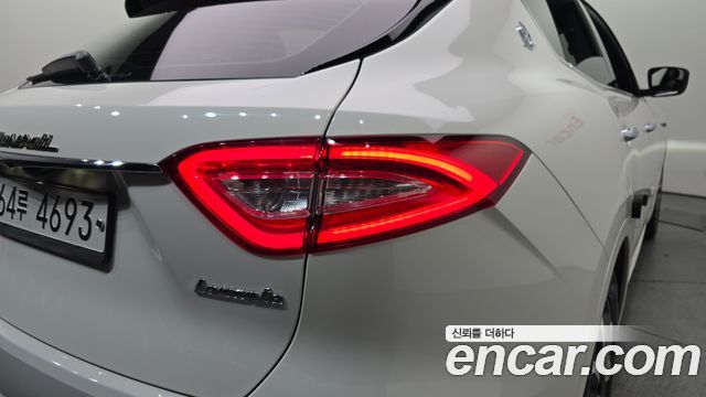 Maserati Levante 2018 — photo 9