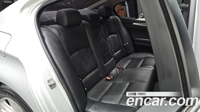 BMW 5-Series 2011 — photo 18