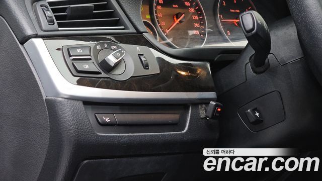 BMW 5-Series 2011 — photo 26