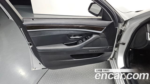 BMW 5-Series 2011 — photo 14