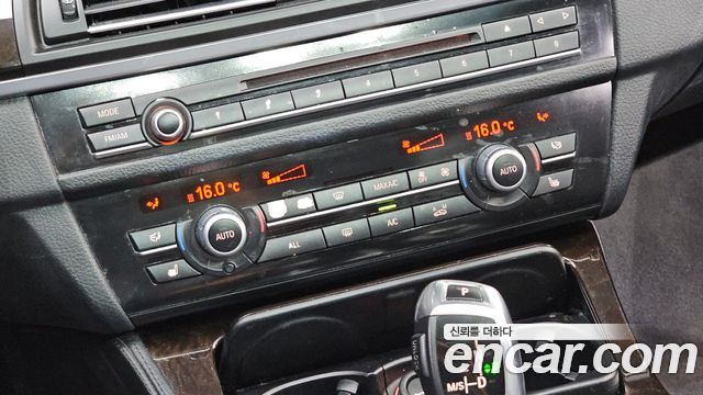 BMW 5-Series 2011 — photo 31