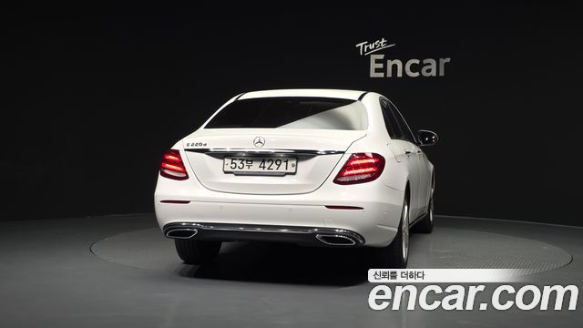 Mercedes-Benz E-Class 2018 — photo 4