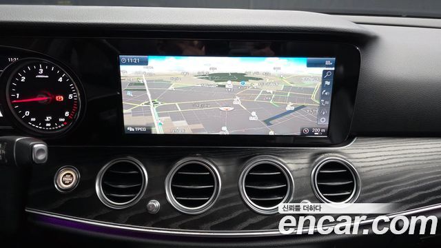 Mercedes-Benz E-Class 2018 — photo 14